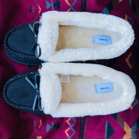 Old Navy Women’s Sherpa-Lined Moccasin styled Slippers - Picture 3 of 4